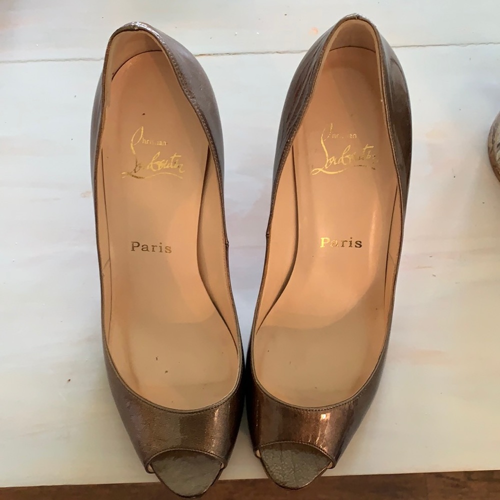 One heel needs repair